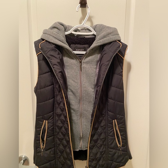 Quilted hooded vest -like new - Picture 3 of 5